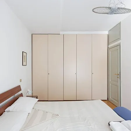 Spacious & Elegant In Corso Como Apartment